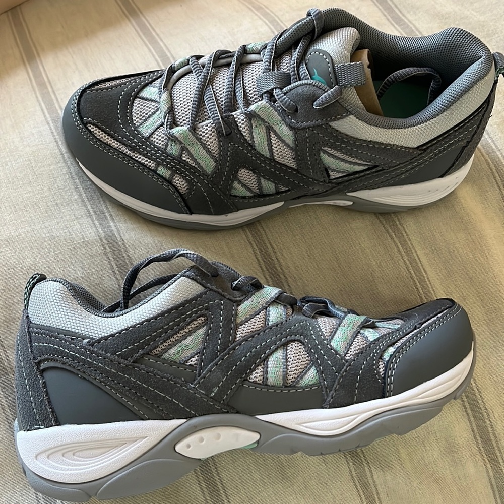 New in box Easy Spirit Explore tennis shoes size 5